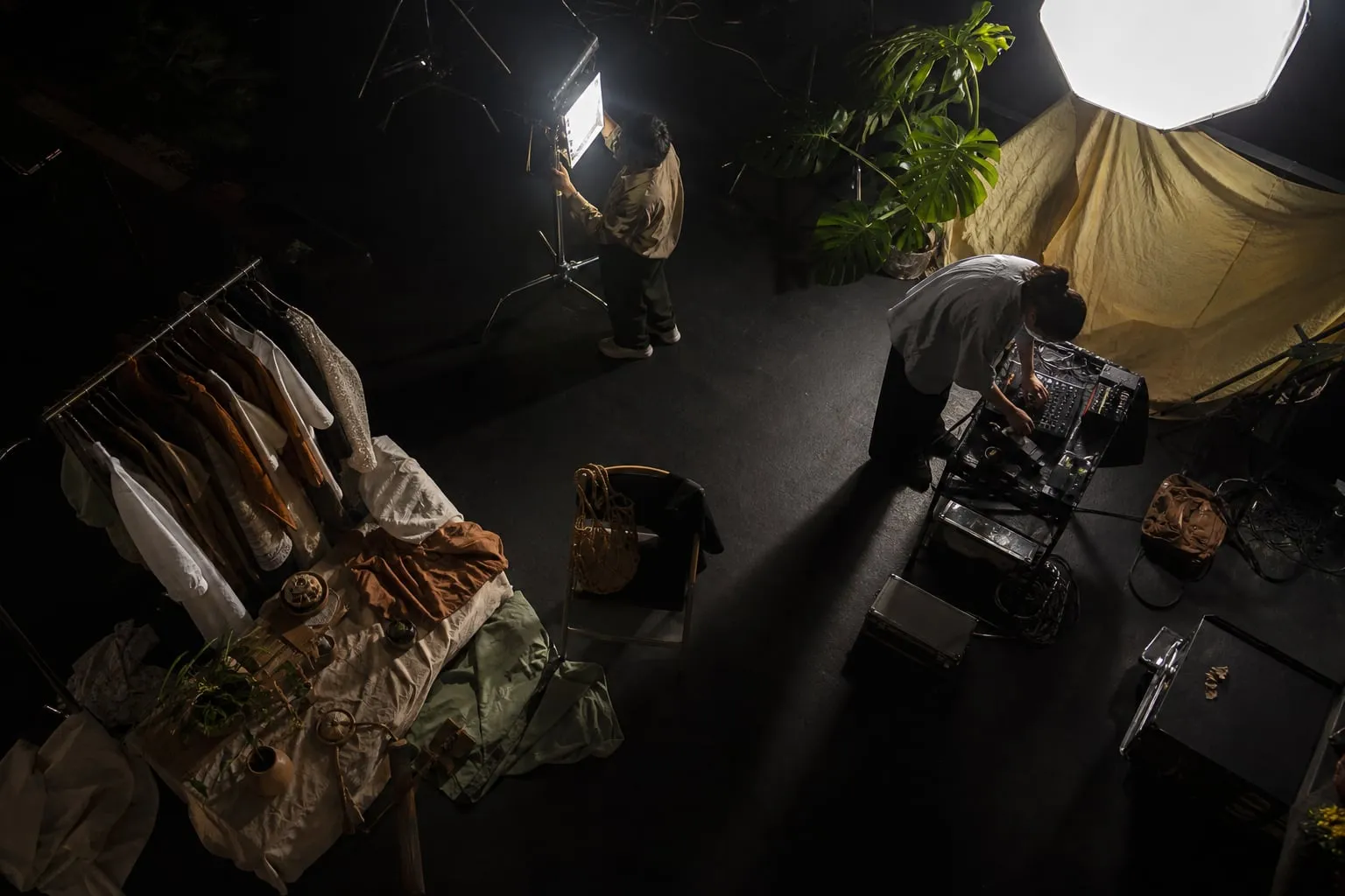 Filmagem de moda sustentável em espaços culturais: luz e som